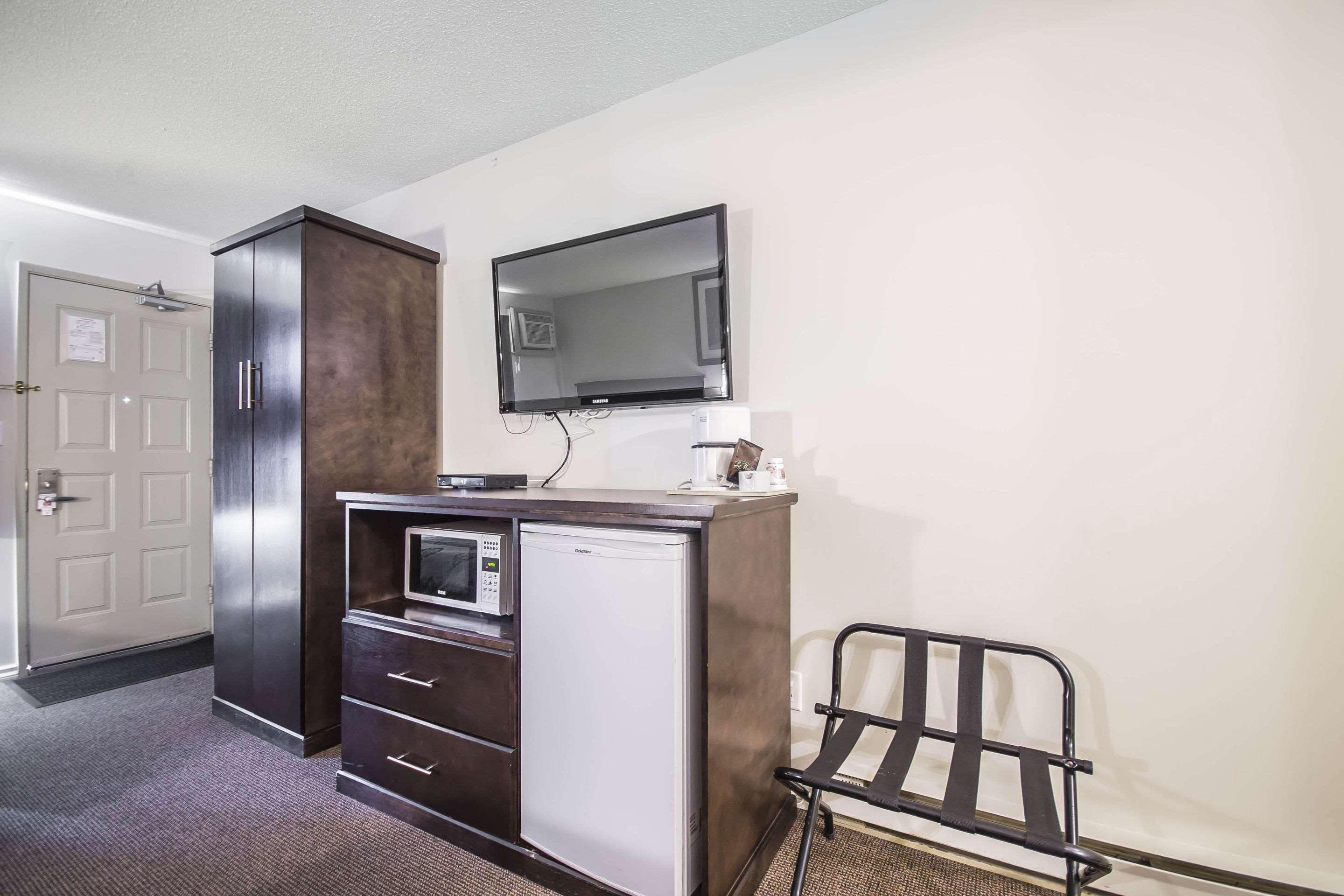 Econo Lodge Вeрнoн Екстериор снимка
