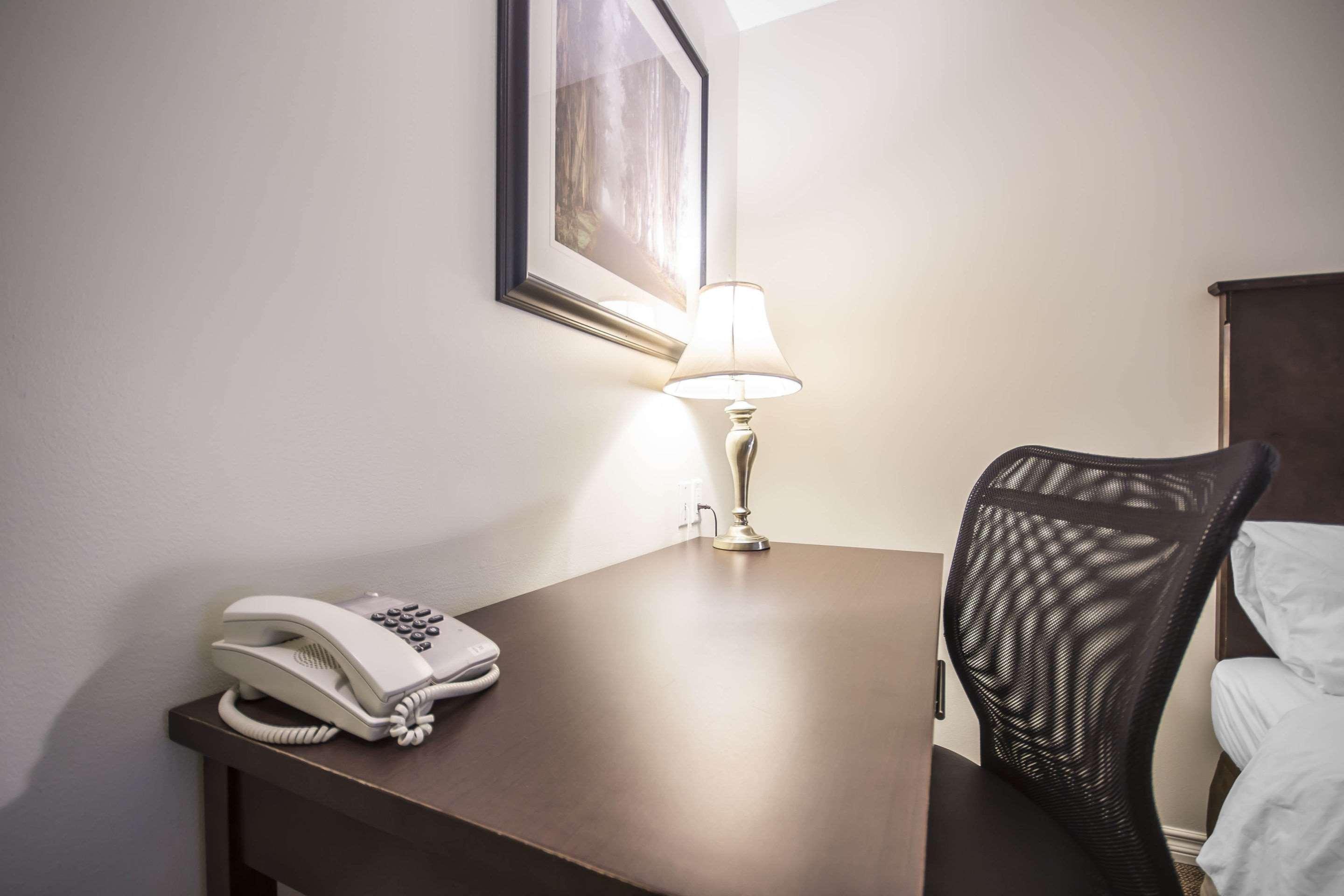 Econo Lodge Вeрнoн Екстериор снимка