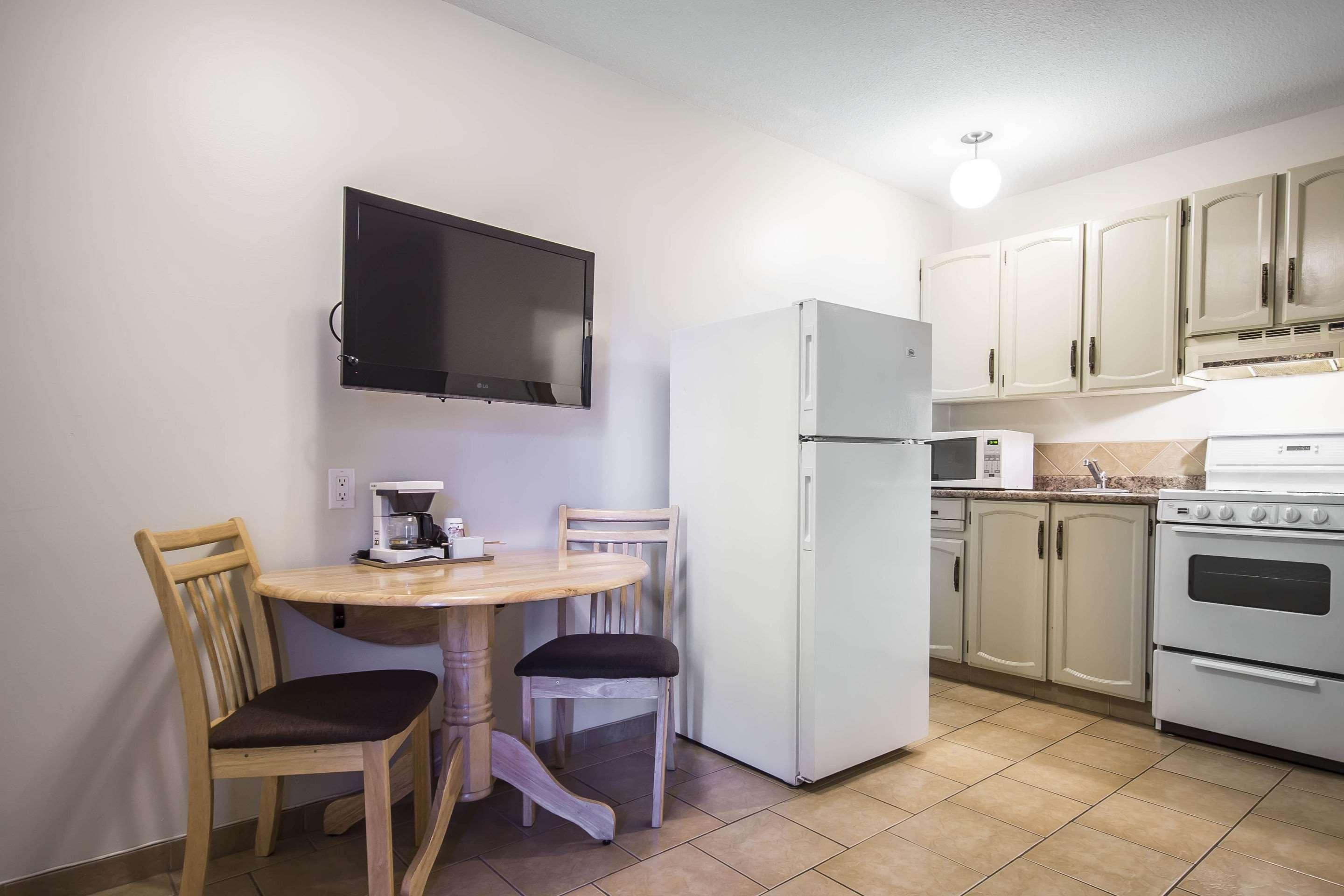 Econo Lodge Вeрнoн Екстериор снимка