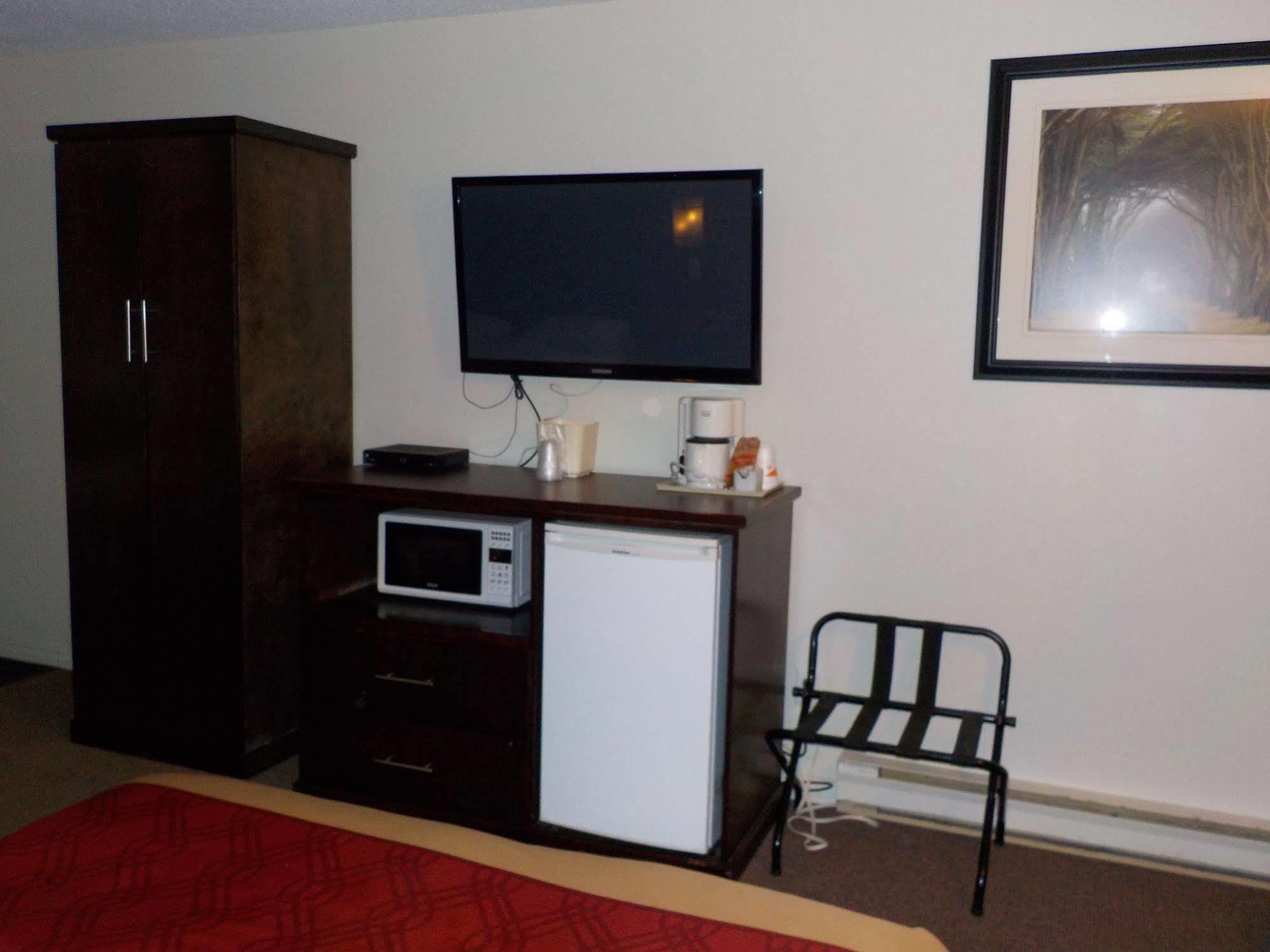 Econo Lodge Вeрнoн Екстериор снимка