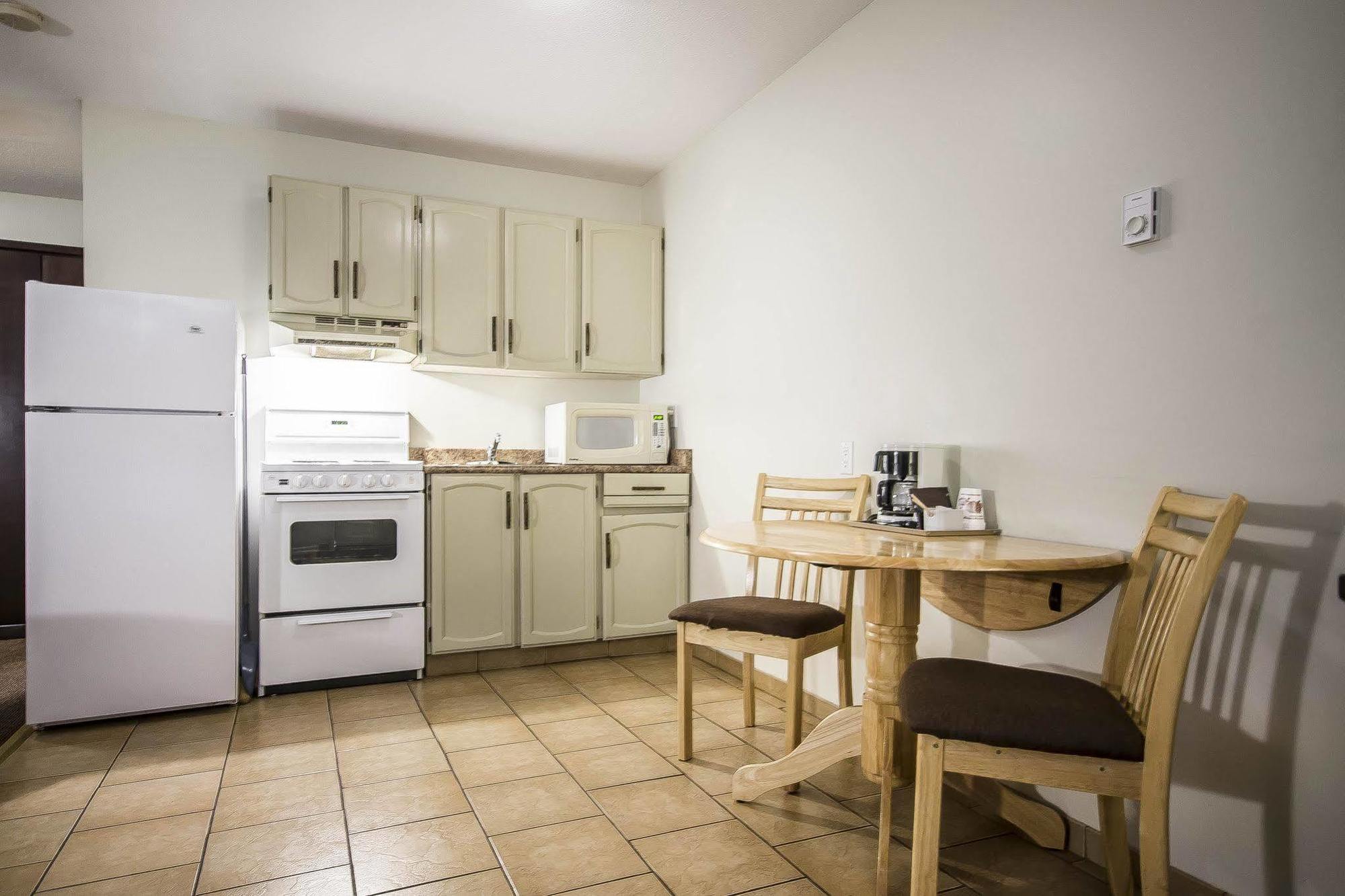Econo Lodge Вeрнoн Екстериор снимка